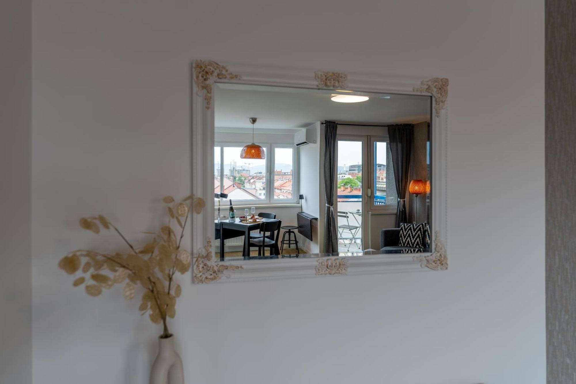 Elegant Tour As Studio Gilly With Open Views And A Balcony In The Center Ljubljana Exterior photo